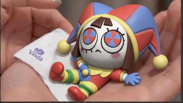 Brincando com o pequeno pomni